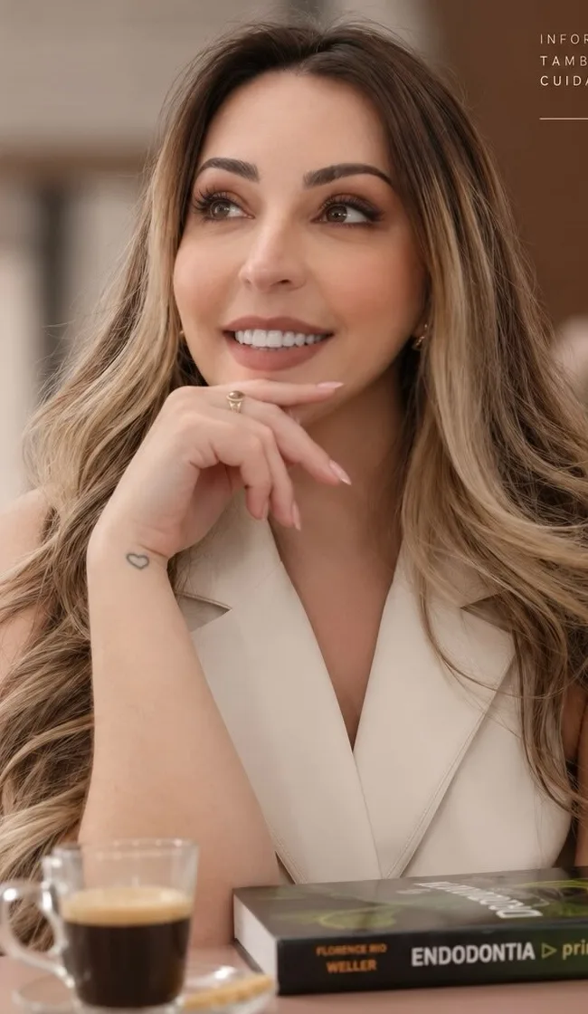 Dra. Júlia com o livro de Endodontia no consultório